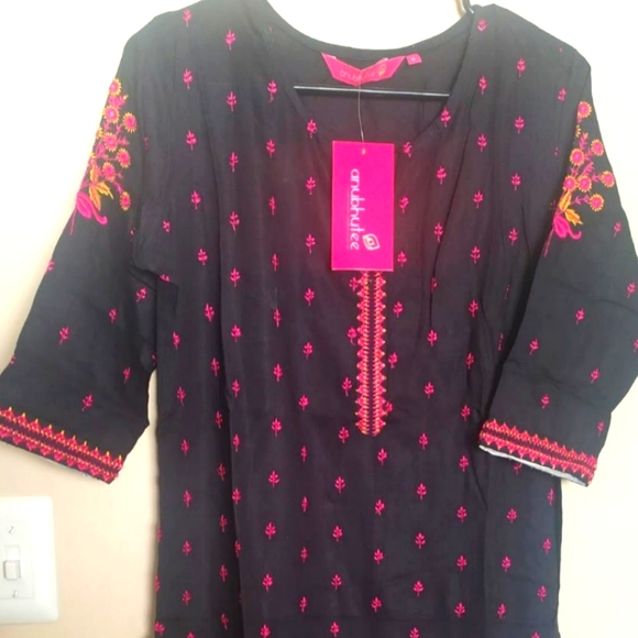 Women's Embroidered Kurta - Picture 3 of 4